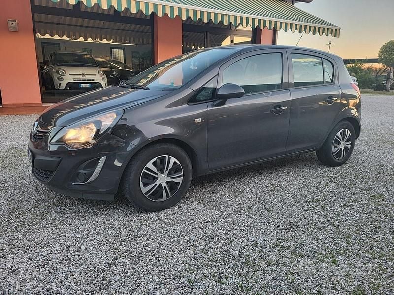Grigio Usata 2014 Opel Corsa Edition Tre volumi | 5000 € (Buon prezzo) - Immagine 1/4