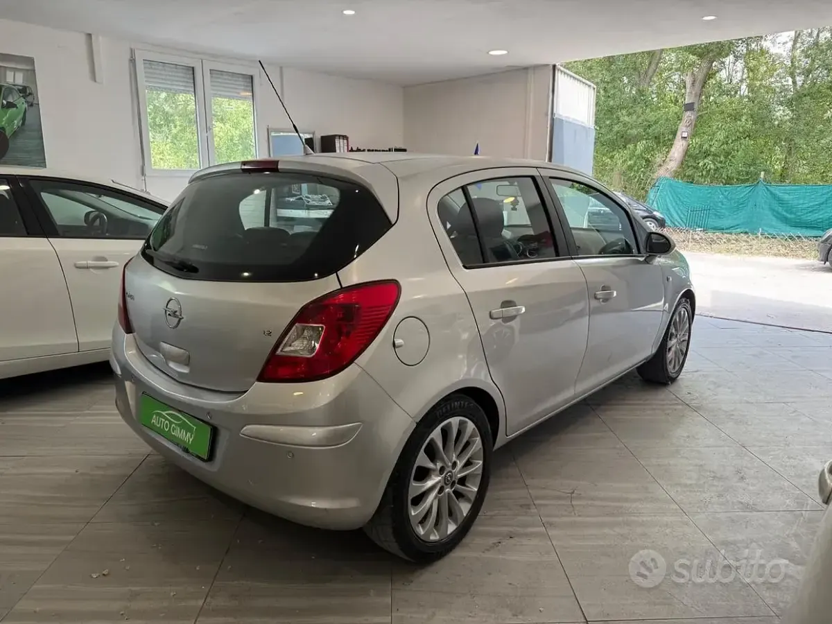 Usata Opel Corsa 75 CV (55 kW) 2010 Grigio Utilitaria