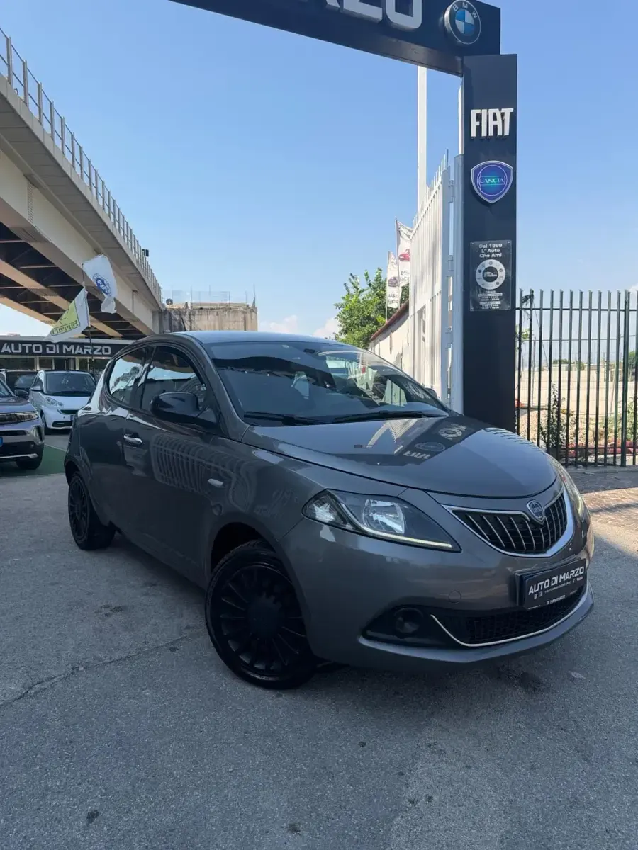 Usata Lancia Ypsilon Gold 69 CV (50 kW) 2022 Grigio Utilitaria