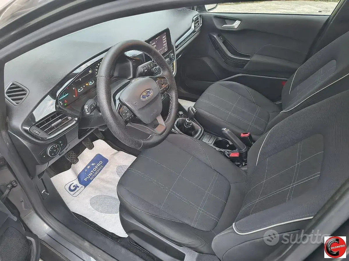 Usata Ford Fiesta 85 CV (62 kW) 2017 Grigio Utilitaria