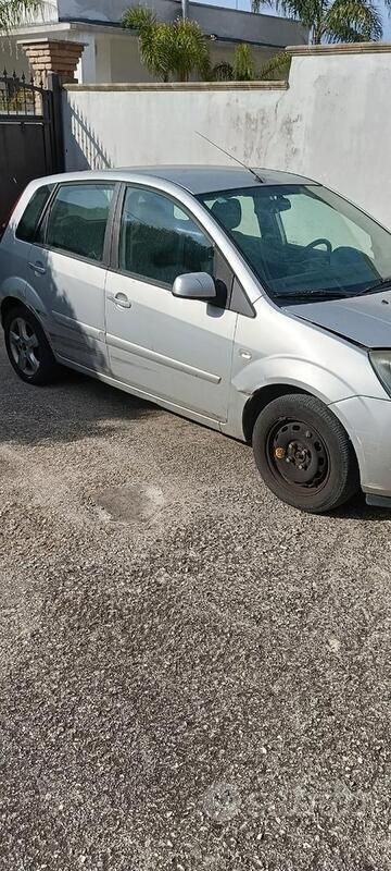 Usata Ford Fiesta 68 CV (50 kW) 2007 Grigio Utilitaria