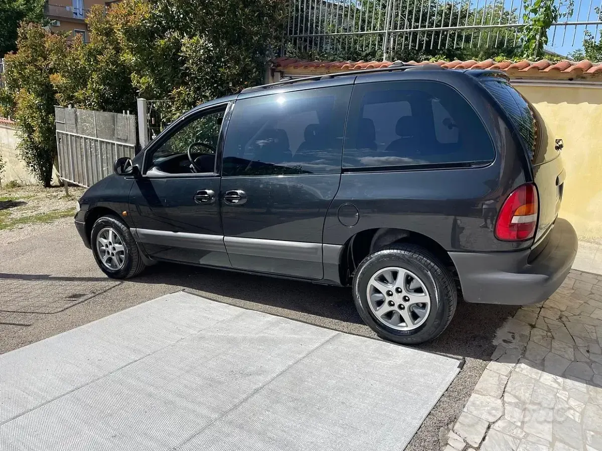 Usata Chrysler Voyager 116 CV (85 kW) 2000 Grigio Monovolume