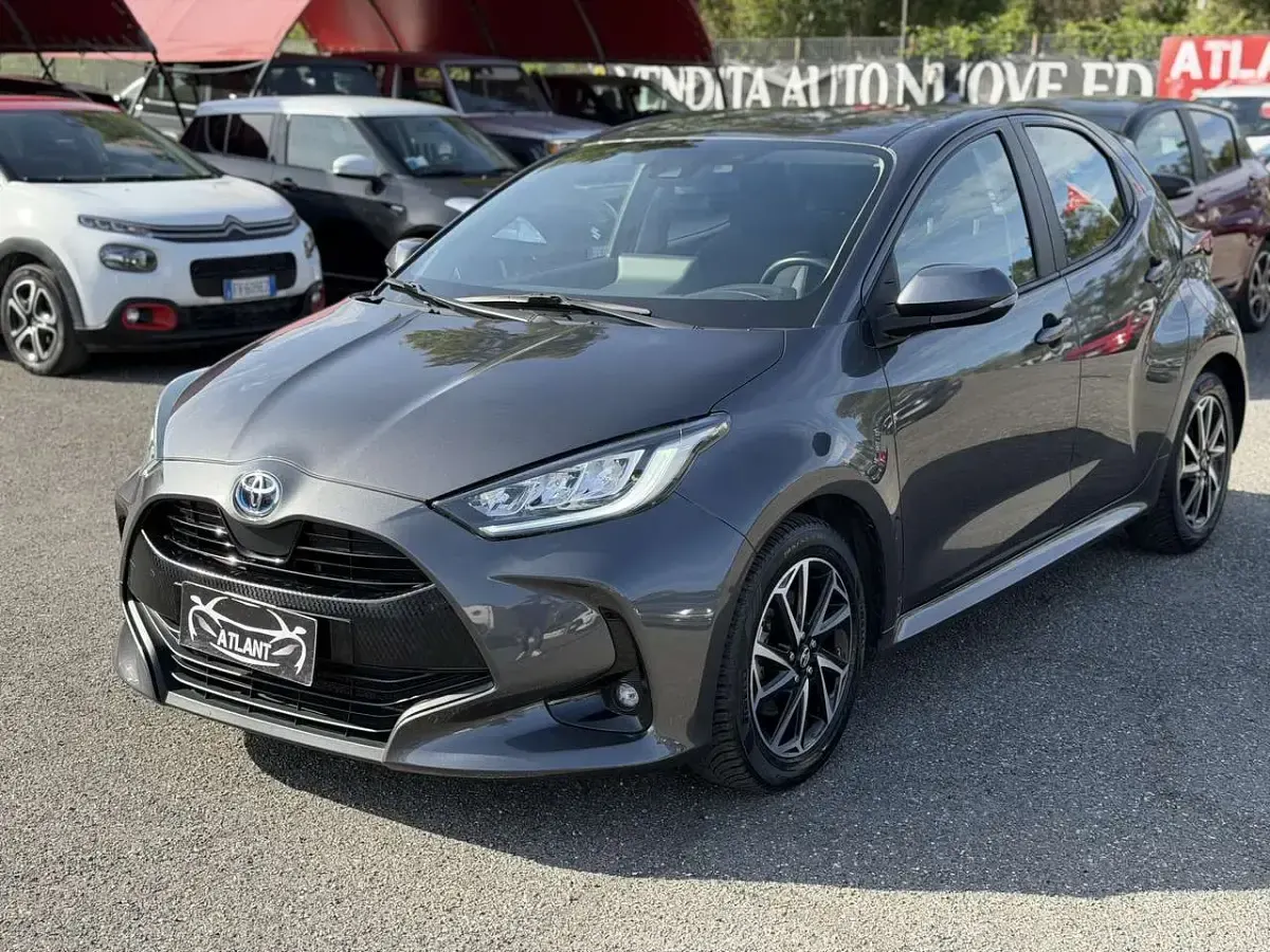 Usata Toyota Yaris Hybrid Lounge 92 CV (67 kW) 2022 Argento Berlina