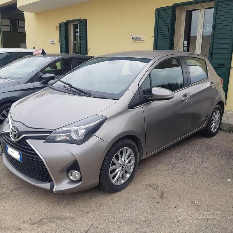 Grigio(met.) Usata 2015 Toyota Yaris Lounge Tre volumi | 8500 € (Buon prezzo) - Immagine 1/4