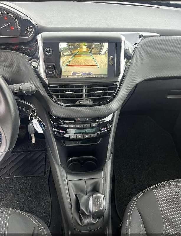 Usata 2015 Peugeot 208 Allure Due volumi | 8000 € (Buon prezzo) - Immagine 1/4
