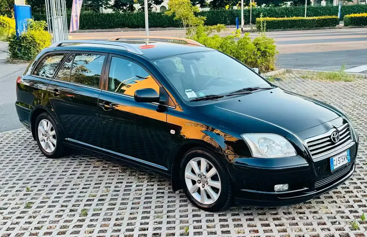 Usata Toyota Avensis 116 CV (85 kW) 2004 Nero Station wagon
