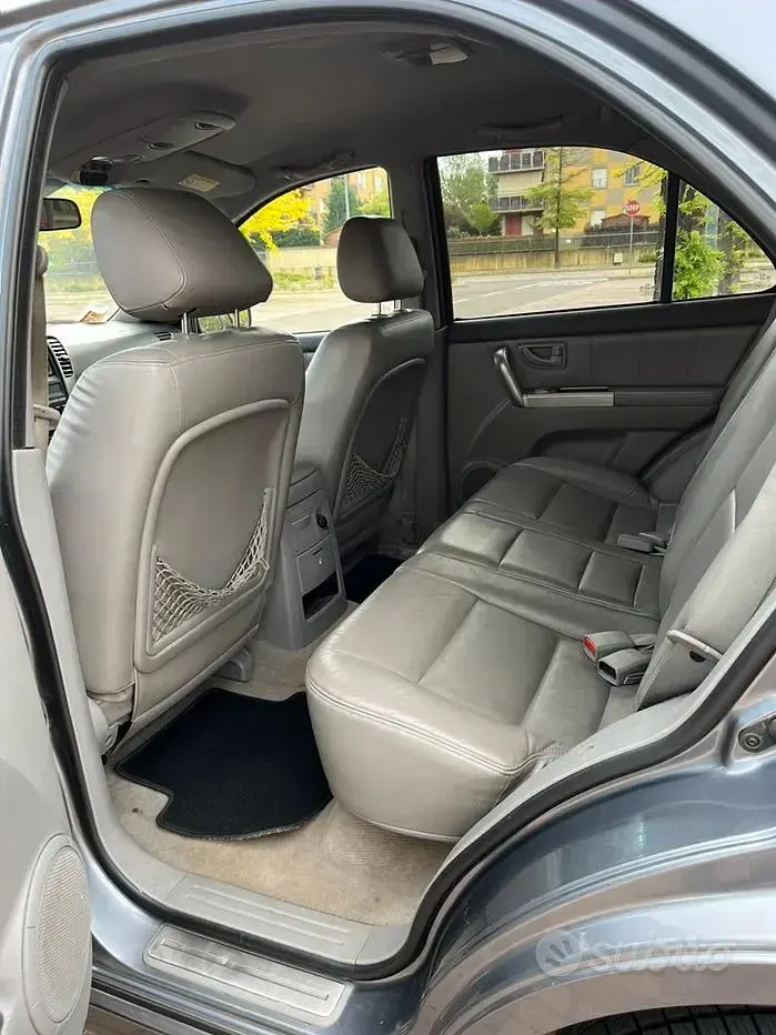 Begagnad Kia Sorento 140 HK (102 kW) 2005 Grå SUV