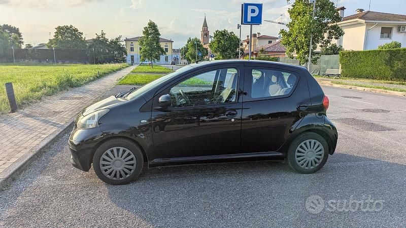 Nero Usata 2006 Toyota Aygo Sol Due volumi | 2200 € (Buon prezzo) - Immagine 1/4