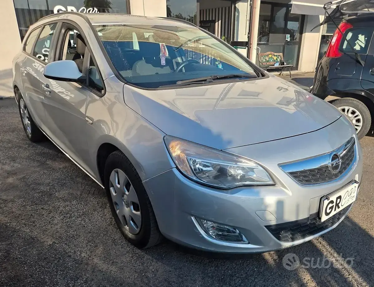 Usata Opel Astra Cosmo 110 CV (80 kW) 2011 Grigio Station wagon