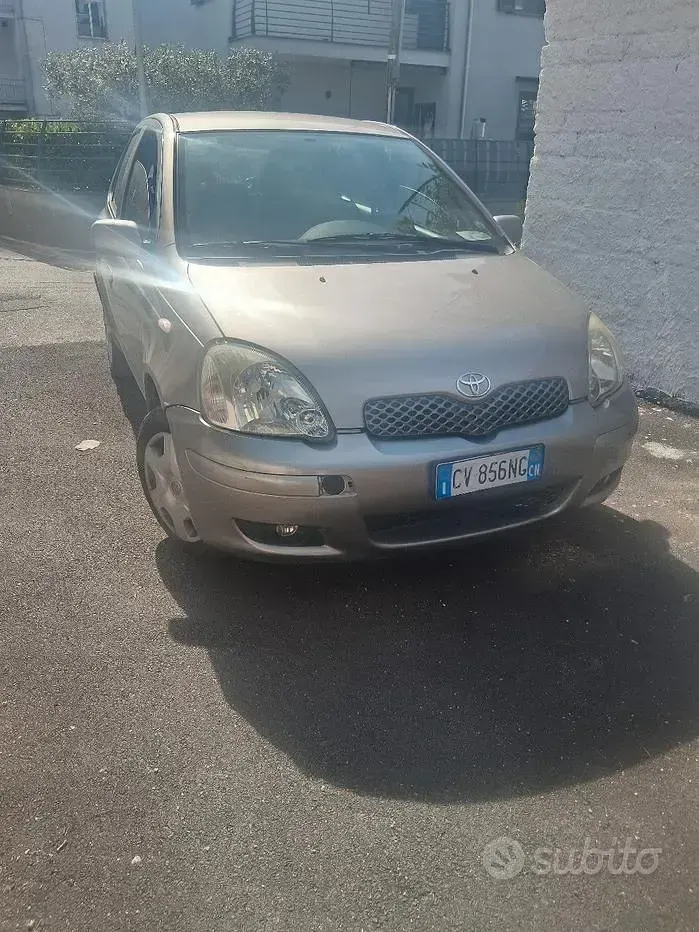 Usata Toyota Yaris 65 CV (47 kW) 2005 Grigio Berlina