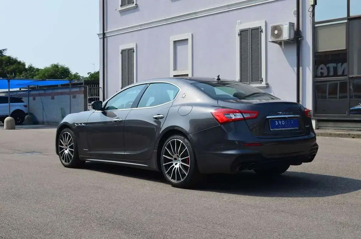 Usata Maserati Ghibli 349 CV (256 kW) 2018 Grigio maratea Berlina