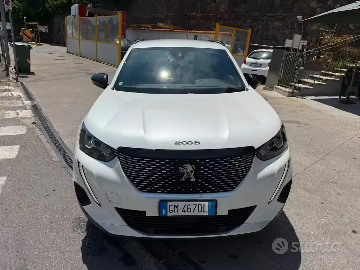 Usata Peugeot 2008 Allure 102 CV (75 kW) 2022 Bianco SUV