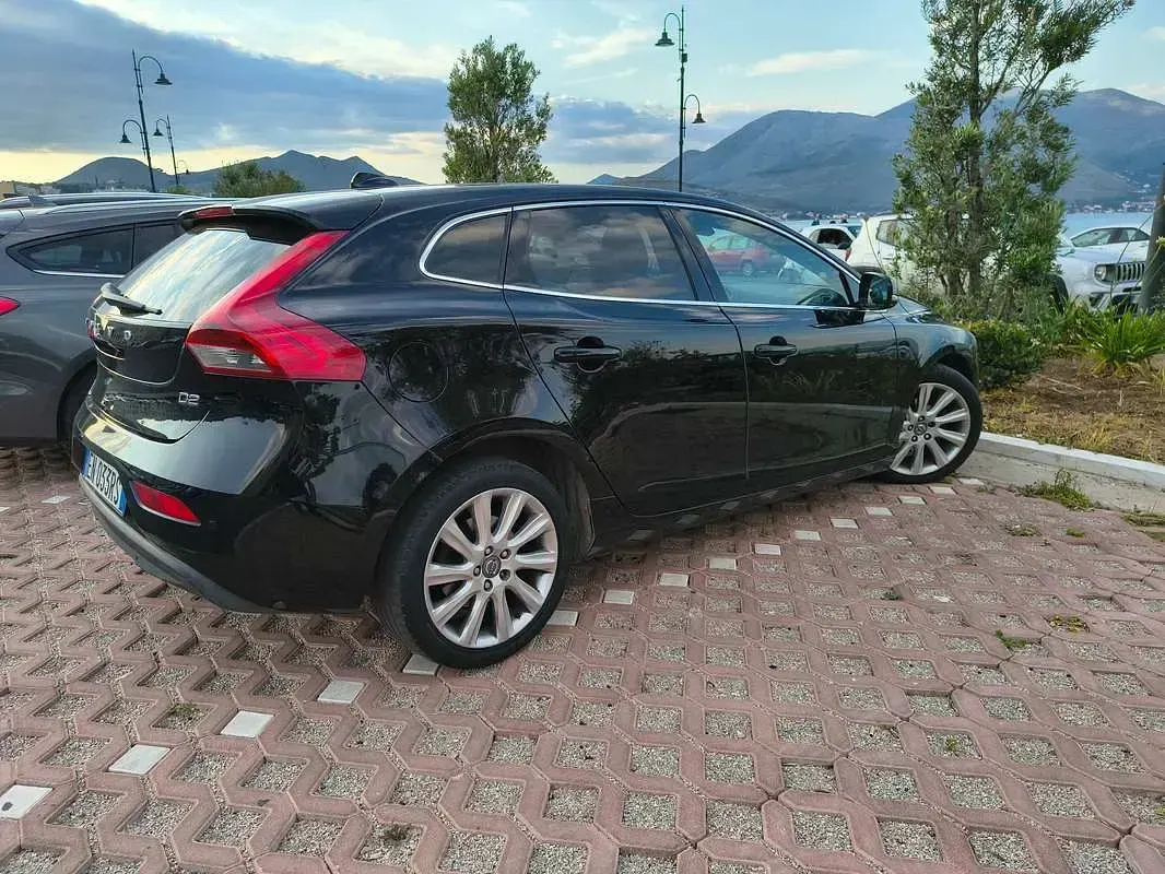 Usata Volvo V40 Summum 114 CV (83 kW) 2012 Nero Utilitaria