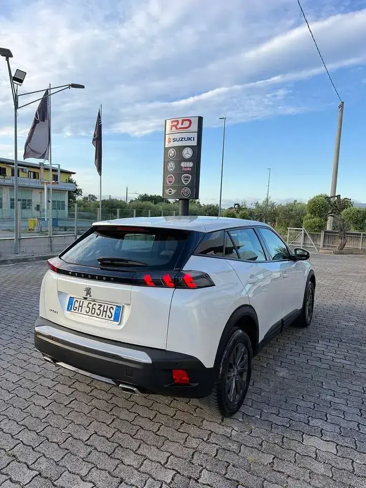 Używany Peugeot 2008 Active 131 KM (96 kW) 2021 Biały SUV