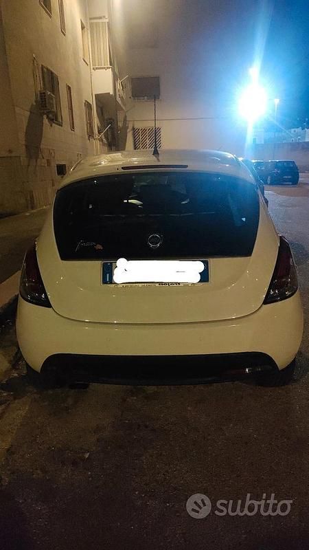 Usata Lancia Ypsilon 85 CV (62 kW) 2014 Bianco Utilitaria