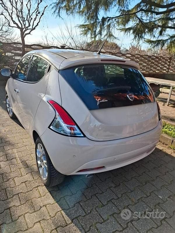Usata Lancia Ypsilon Gold 95 CV (69 kW) 2016 Beige Utilitaria