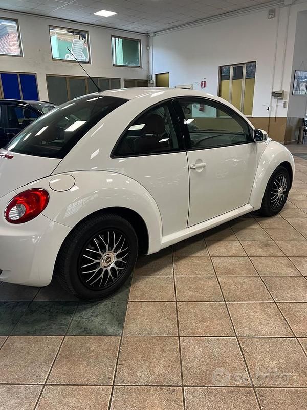 Usata VW New Beetle 101 CV (74 kW) 2009 Bianco Utilitaria