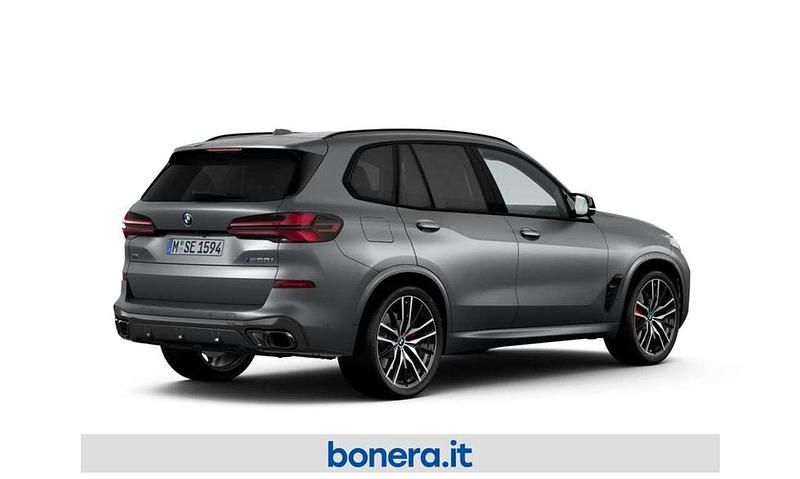 Nuova BMW X5 M M Sport 530 CV (389 kW) 2026 Frozen pure grey metallizzato SUV