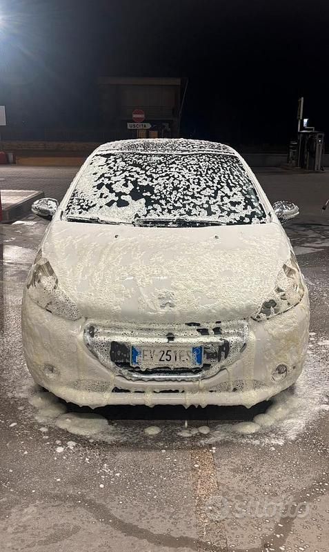 Usata Peugeot 208 68 CV (50 kW) 2014 Bianco Utilitaria