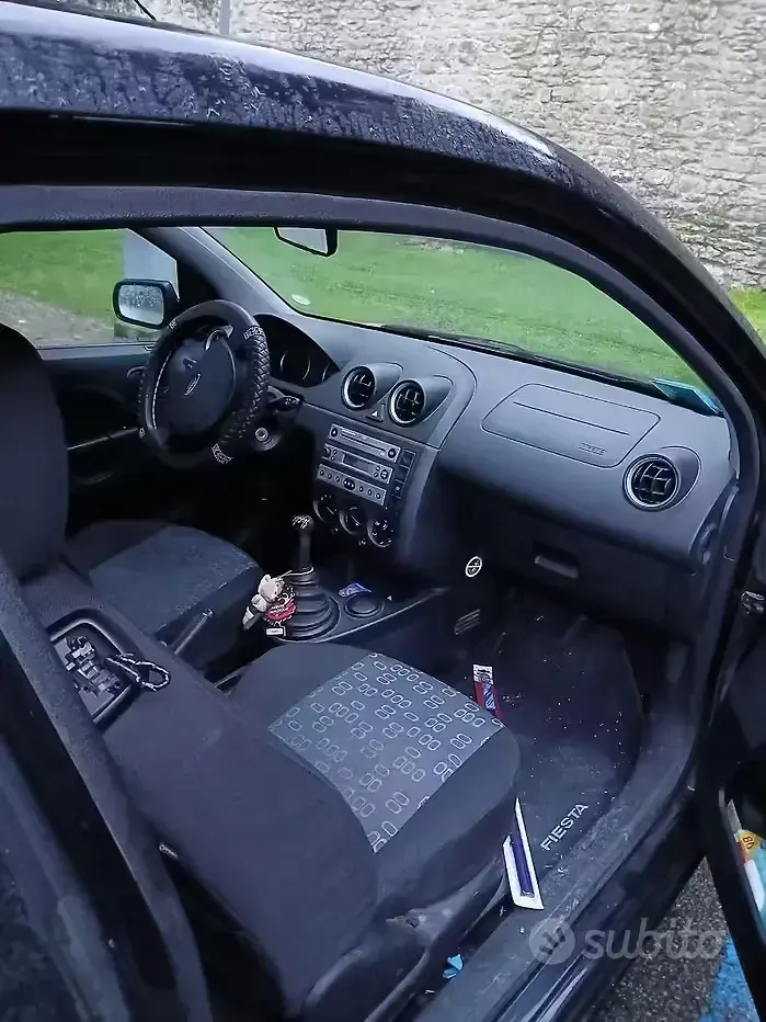 Usata Ford Fiesta 75 CV (55 kW) 2004 Nero Utilitaria