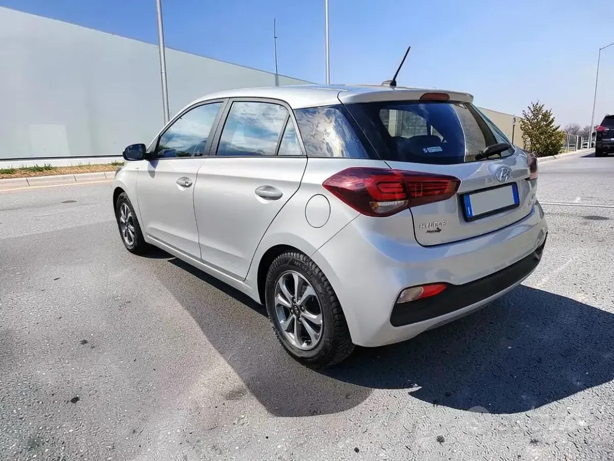 Usata Hyundai i20 75 CV (55 kW) 2019 Argento metallizzato Utilitaria