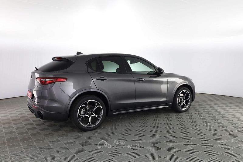 Usata Alfa Romeo Stelvio Veloce 209 CV (153 kW) 2023 Grigio vesuvio SUV