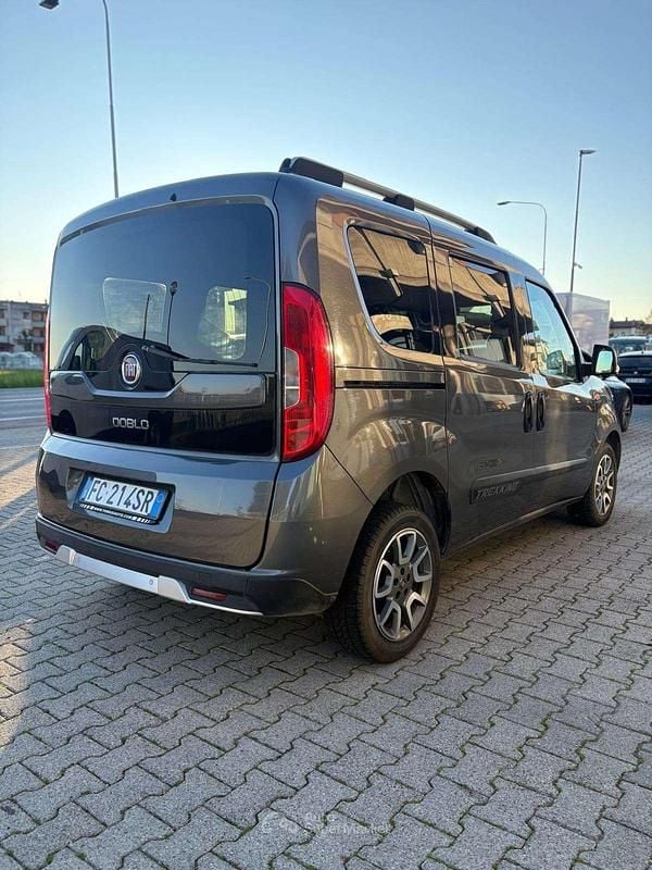 Usata Fiat Doblò Trekking 120 CV (88 kW) 2015 Gray Monovolume