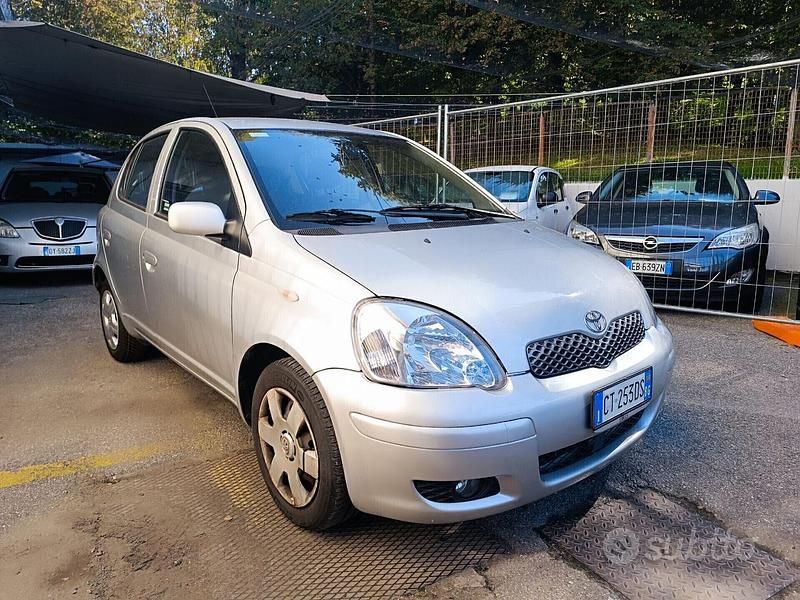 Usata Toyota Yaris Sol 65 CV (47 kW) 2004 Grigio Berlina