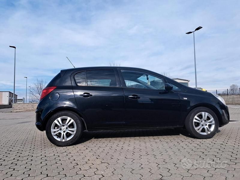 Usata Opel Corsa 75 CV (55 kW) 2011 Nero Utilitaria