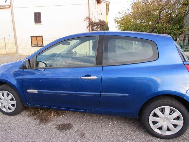 Usata Renault Clio III 75 CV (55 kW) 2010 Blu/azzurro Berlina