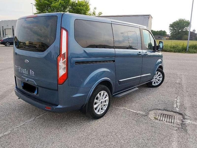 Usata Ford Tourneo Custom 136 CV (100 kW) 2022 Blu/azzurro Furgone
