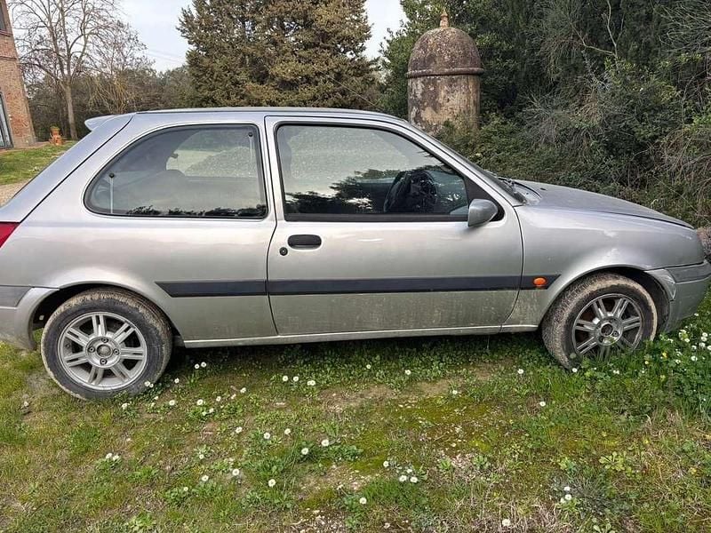 Usata Ford Fiesta Ambiente 75 CV (55 kW) 2000 Utilitaria