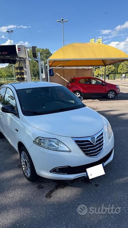 Usata Lancia Ypsilon 85 CV (62 kW) 2014 Bianco Utilitaria