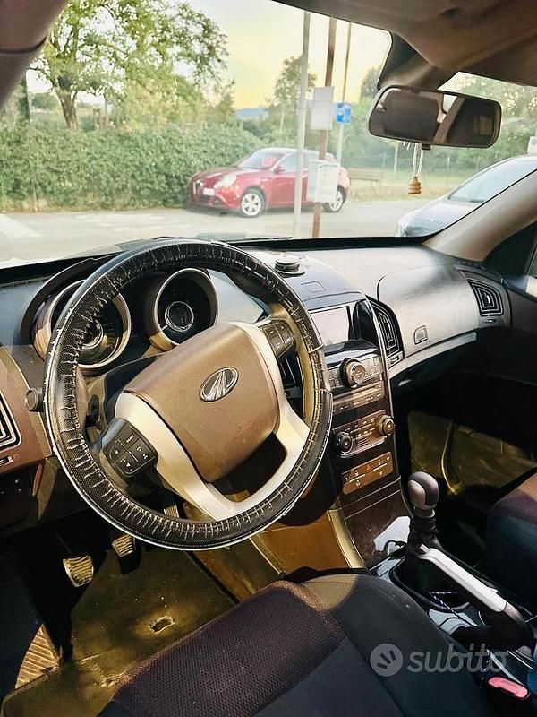 Usata Mahindra XUV500 140 CV (102 kW) 2015 Bianco SUV