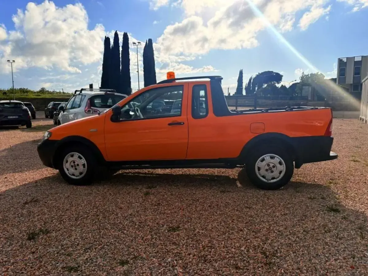 Usata Fiat Strada 84 CV (61 kW) 2010 Arancione Pick-up