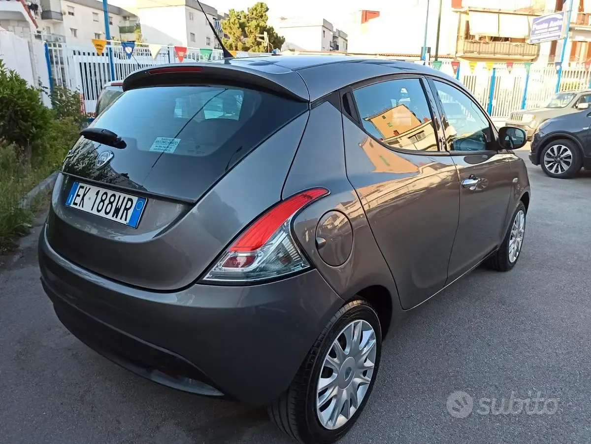 Usata Lancia Ypsilon Gold 69 CV (50 kW) 2011 Grigio Utilitaria
