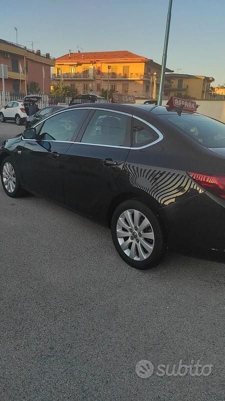 Nero Usata 2015 Opel Astra Tre volumi | 5000 € - Immagine 1/3