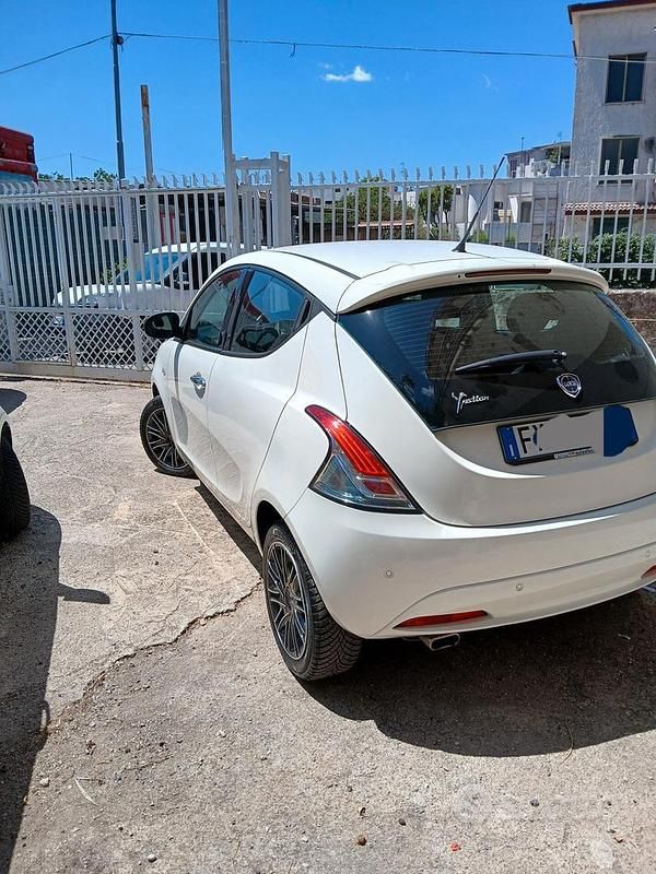 Usata Lancia Ypsilon Gold 69 CV (50 kW) 2019 Bianco Utilitaria