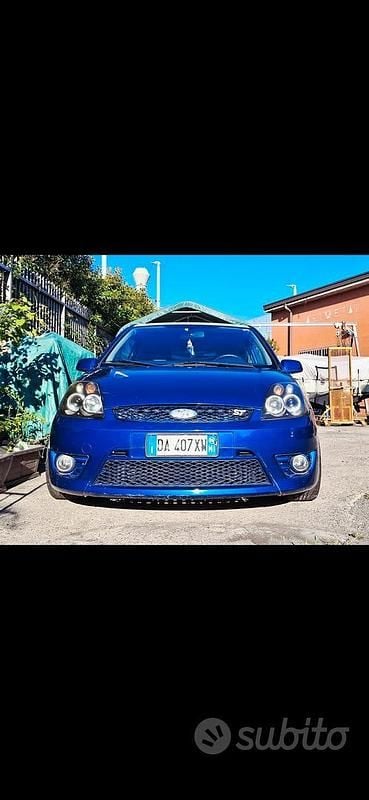 Usata Ford Fiesta ST 150 CV (110 kW) 2006 Blu Berlina