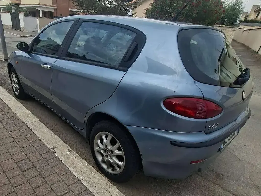Usata Alfa Romeo 147 120 CV (88 kW) 2001 Blu/azzurro Utilitaria