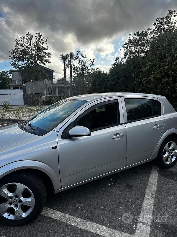 Usata Opel Astra Cosmo 101 CV (74 kW) 2005 Grigio Berlina