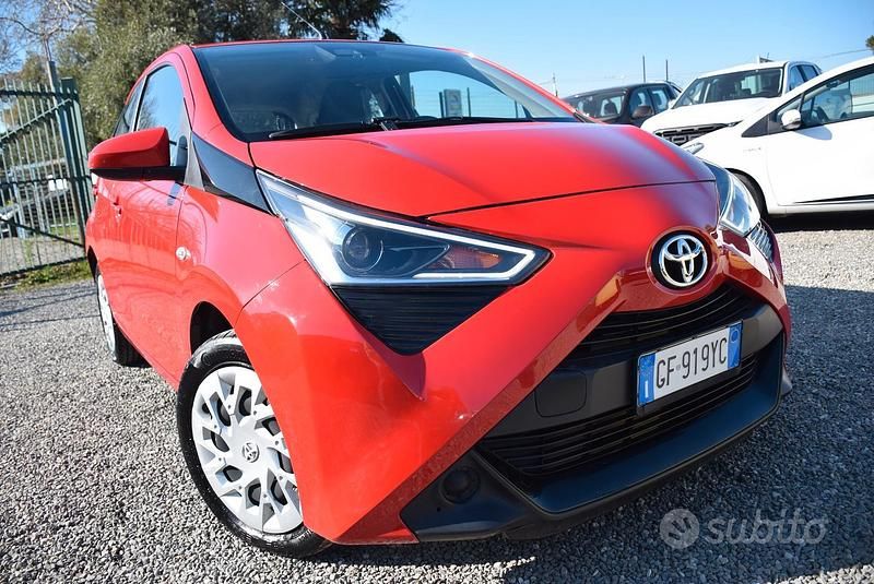 Usata Toyota Aygo Cool 72 CV (52 kW) 2022 Rosso Utilitaria