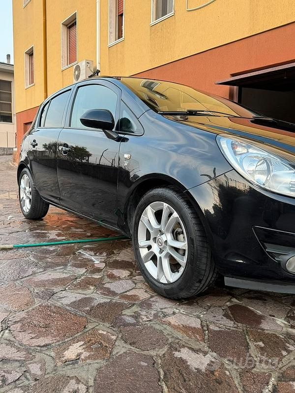 Usata Opel Corsa 85 CV (62 kW) 2012 Nero Berlina