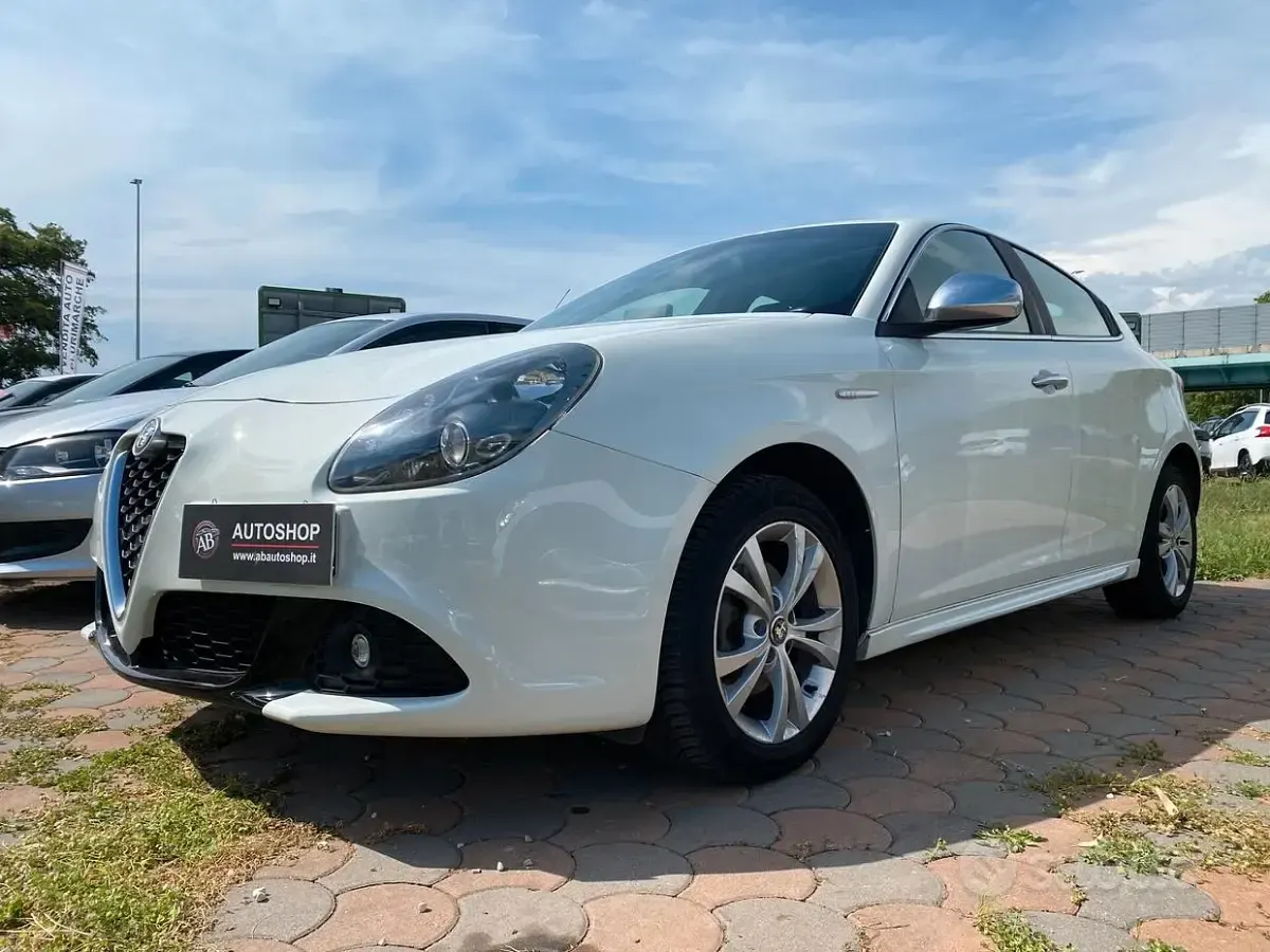 Usata Alfa Romeo Giulietta Exclusive 106 CV (77 kW) 2011 Bianco Utilitaria