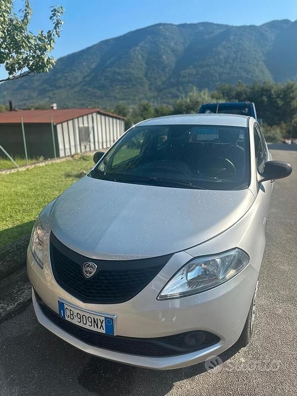 Usata Lancia Ypsilon 69 CV (50 kW) 2020 Grigio Utilitaria