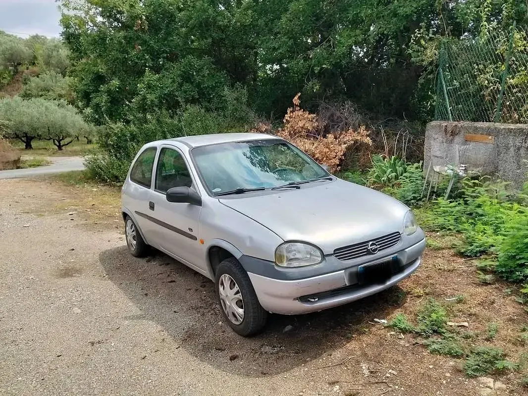 Usata Opel Corsa 54 CV (39 kW) 1999 Grigio Berlina