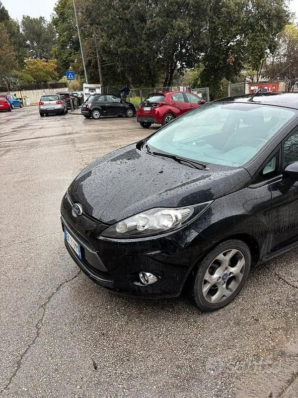 Usata Ford Fiesta 82 CV (60 kW) 2011 Nero Utilitaria