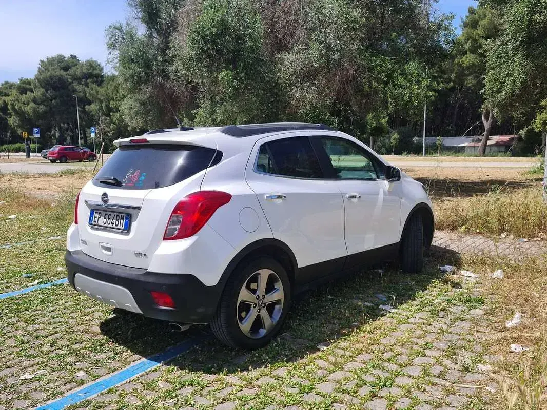 Usata Opel Mokka Cosmo 131 CV (96 kW) 2013 Bianco SUV