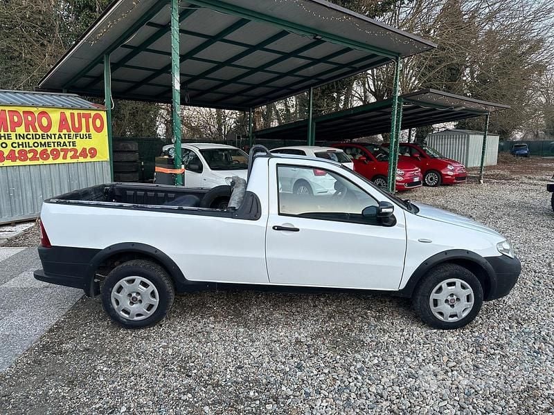 Usata Fiat Strada 84 CV (61 kW) 2010 Bianco Pick-up