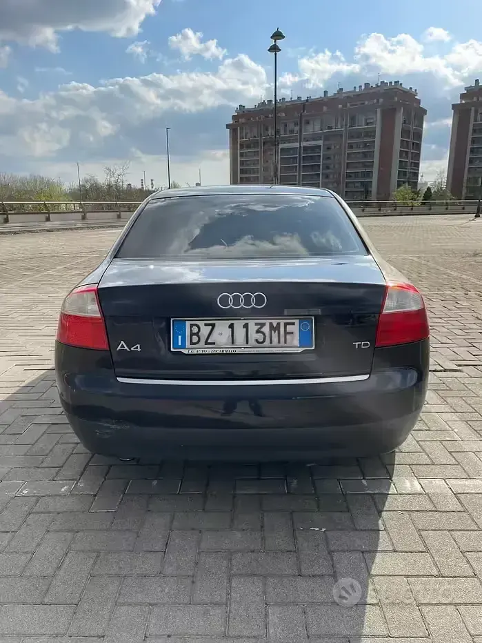 Begagnad Audi A4 180 HK (132 kW) 2002 Blå Sedan